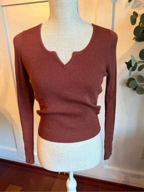 BE COOL Ribbed Notch-Neck Sweater in Rust Brown